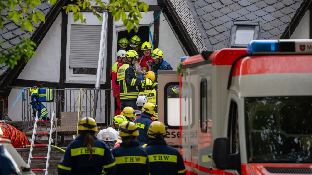 07 August 2024, Rhineland-Palatinate, Kroev: Rescue workers rescue a person from a partially collapsed hotel. According to the latest information, nine people may be under the rubble and there is contact with some of them, the police announced on Wednesday night. Photo: Harald Tittel/dpa