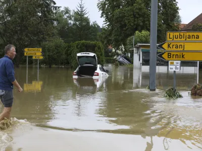 Na ministrstvu so analizo poplavnega dogodka, ki je zajel Slovenijo avgusta lani, naročili &scaron;ele več mesecev po uničujočih poplavah. Do danes ugotovitve analize javnosti &scaron;e niso bile predstavljene. Foto: Luka Cjuha