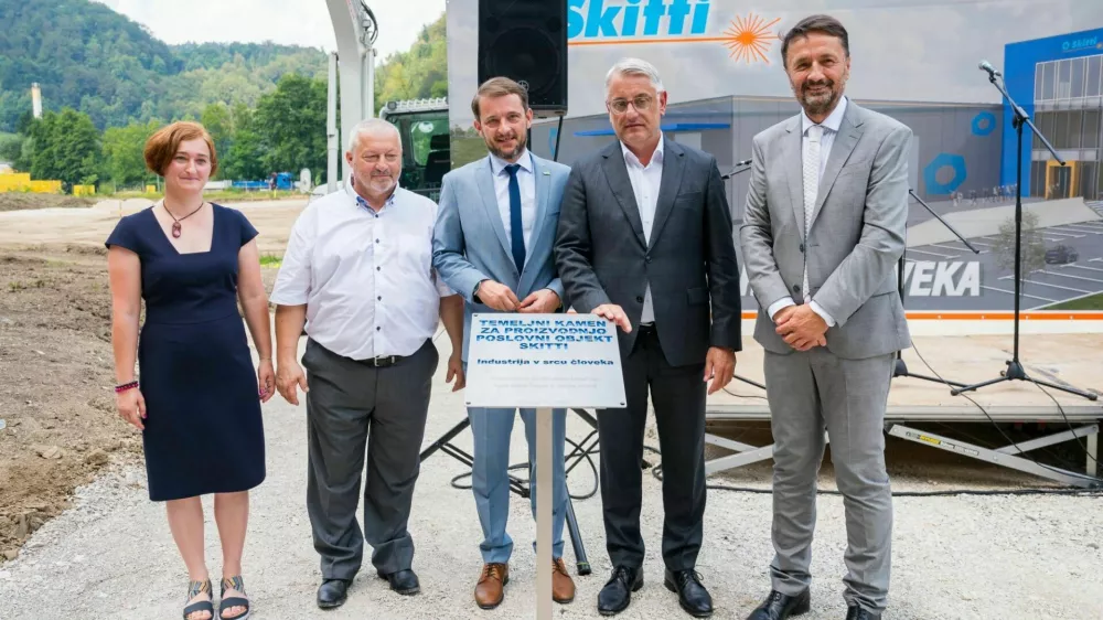 Temeljni kamen za gradnjo nove tovarne sta z direktorjem podjetja ter družinskima članoma, Jožetom Smrkoljem in Sabino Smrkolj, slovesno odkrila minister za gospodarstvo, turizem in &scaron;port Matjaž Han ter župan občine Zagorje ob Savi in podpredsednik državnega sveta Matjaž &Scaron;vagan. Foto: Skitti