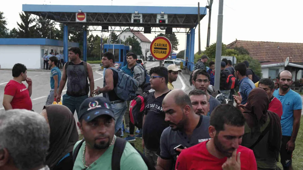 - 19.09.2015 - Slovenija - slovensko-hrva&scaron;ka meja - Obrežje   - Begunci 2015 - migracije po zahodni balkanski poti - migracijska pot beguncev iz Sirije, Afganistana in Iraka čez Balkan proti zahodni Evropi - evropska begunska kriza - migranti -   ///FOTO: Jaka Gasar