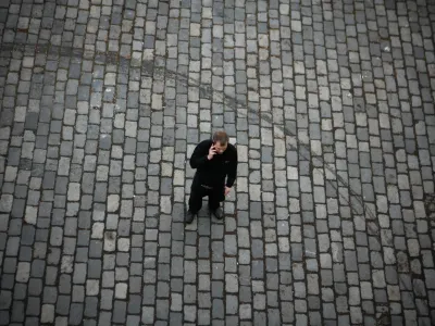 Ilustrativna fotografija, Praga, mobilna telefonija, osamljenost //FOTO: Bojan Velikonja