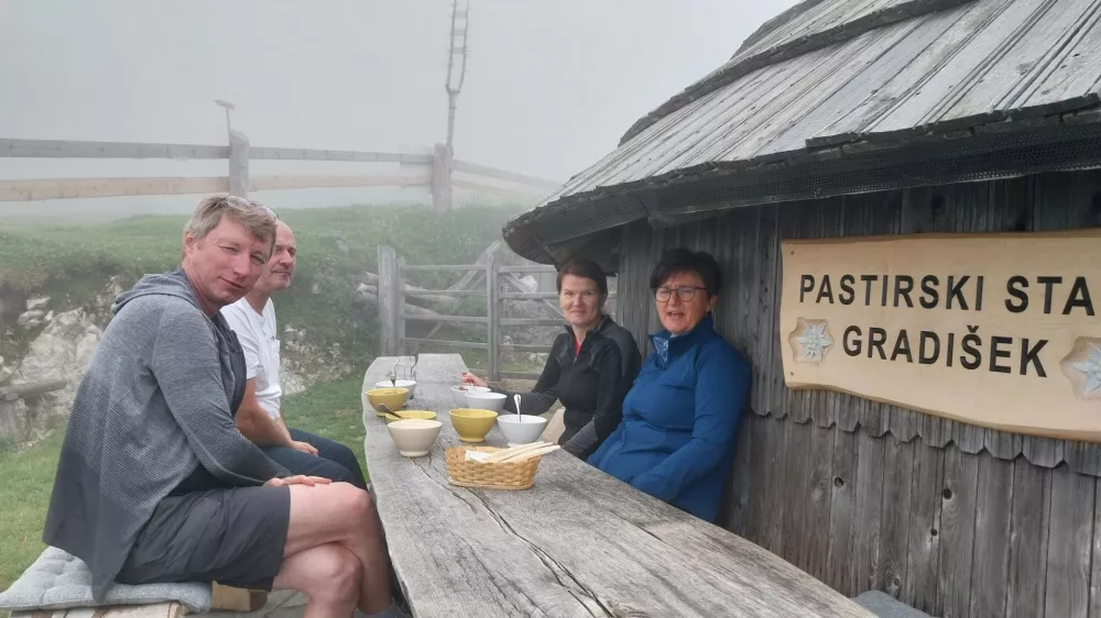 Turisti iz Cerkelj na Gorenjskem so si pri Gradi&scaron;ku že za zajtrk privo&scaron;čili žgance in kislo mleko.&nbsp;Foto:&nbsp;Vesna Levičnik