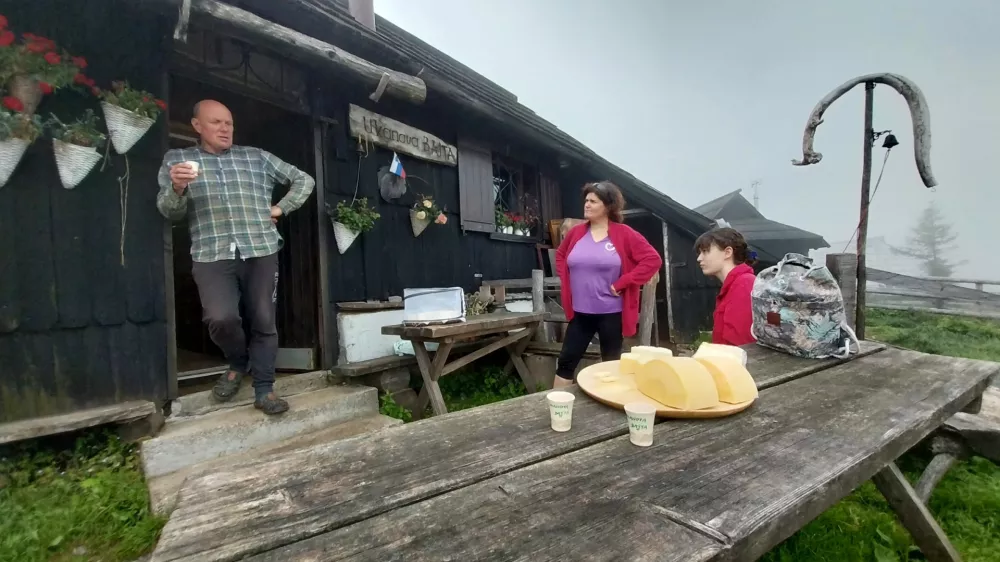 Obiskovalki planine sta z zanimanjem prisluhnili pastirskim zgodbam in anekdotam, ki jih zgovornemu Janiju Kemperletu ne zmanjka. Foto:&nbsp;Vesna Levičnik