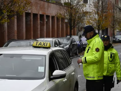 - preizkus alkoholiziranosti - alkotest, alkohol v prometu, policija, taxi - taksist - 06.12.2022 - policisti Postaje prometne policije Ljubljana vr&scaron;ili postopke preizkusov alkoholiziranosti voznikov v prometu na Kotnikovi ulici pred poslopjem Agencije za varnost prometa - //FOTO: Nik Erik Neubauer