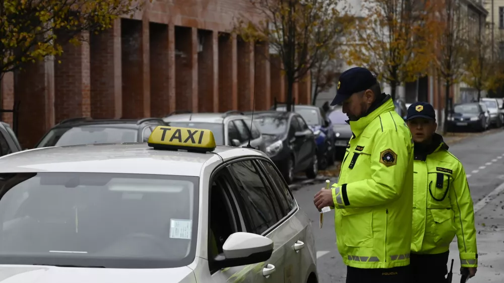 - preizkus alkoholiziranosti - alkotest, alkohol v prometu, policija, taxi - taksist - 06.12.2022 - policisti Postaje prometne policije Ljubljana vr&scaron;ili postopke preizkusov alkoholiziranosti voznikov v prometu na Kotnikovi ulici pred poslopjem Agencije za varnost prometa - //FOTO: Nik Erik Neubauer