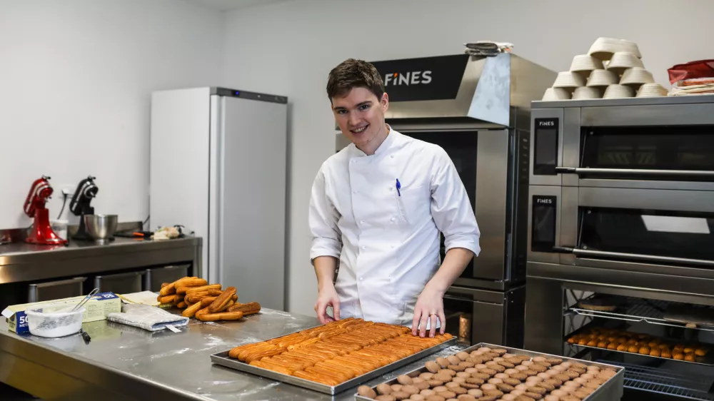 sla&scaron;čičar Klemen Jančič, - 15.11.2022 - Sla&scaron;čičarna & pekarna Klemen, Industrijska conaTrzin, Gmajna 10 v Ljubljani //FOTO: Bojan Velikonja