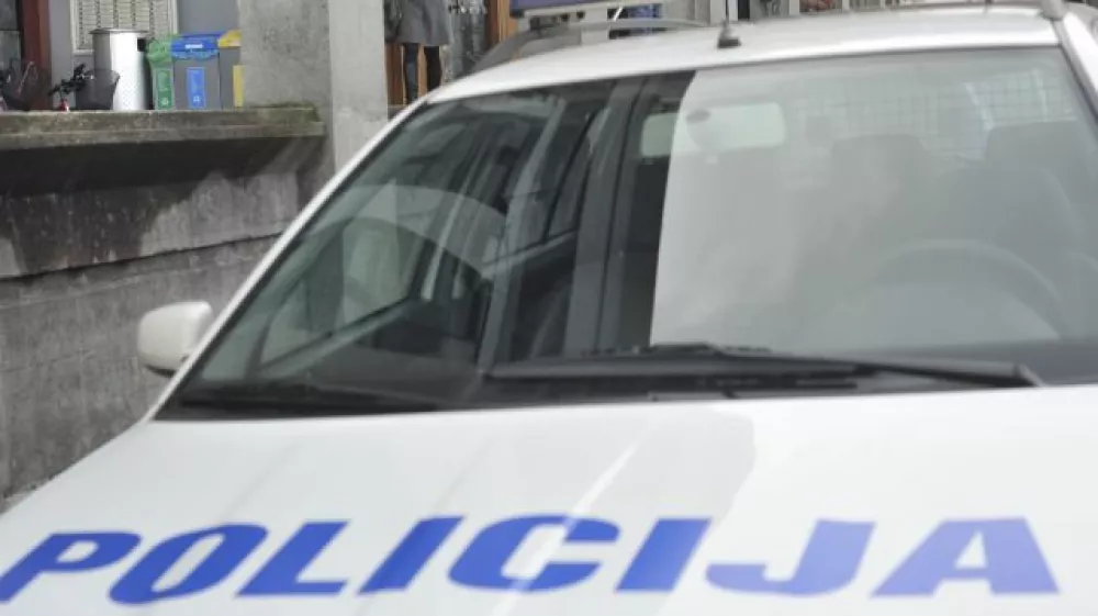  simbolična - ilustrativna fotografija NLB, afera, preiskave, preiskava, policija- &Scaron;martinska cesta 132 - Nova Ljubljanska banka - hi&scaron;na preiskava -   - hi&scaron;ne preiskave 2013 - kriminalistična preiskava domnevno spornega poslovanja NLB. - zaradi nepravilnosti pri odobravanju kreditov banka o&scaron;kodovana za tri milijone evrov   //FOTO: Tomaž Zajel&scaron;nik