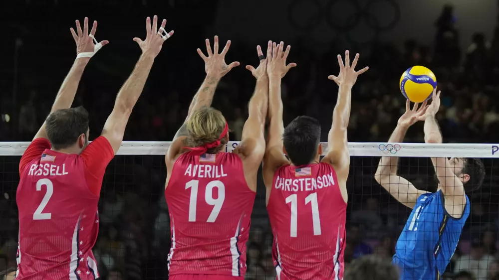 09 August 2024, France, Paris: Italy and USA&nbsp;players in action during the men's volleyball bronze medal match between Italy and USA at the South Paris Arena, as part of the Paris 2024 Olympic Games. Photo: Spada/LaPresse via ZUMA Press/dpa
