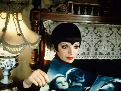 KABARETCABARETameri&scaron;ka glasbena drama, 1972Režija: Bob FosseIgrajo: Liza Minnelli, Michael York, Helmut Griem, Joel Grey, Fritz Wepper, Marisa Berenson