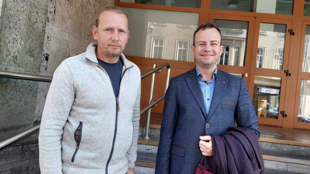 Bo&scaron;tjan Trobi&scaron; (levo) in njegov odvetnik David Borlinič Gačnik sku&scaron;ata sodi&scaron;če prepričati, da je do prometne nesreče pri&scaron;lo brez dotika. Foto:&nbsp;Mojca Marot