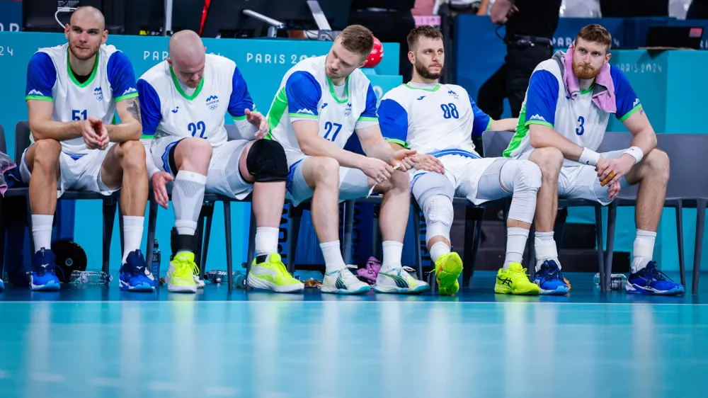 Jeza, razočaranje in solze na slovenski klopi po porazu proti &Scaron;paniji. Foto: STA