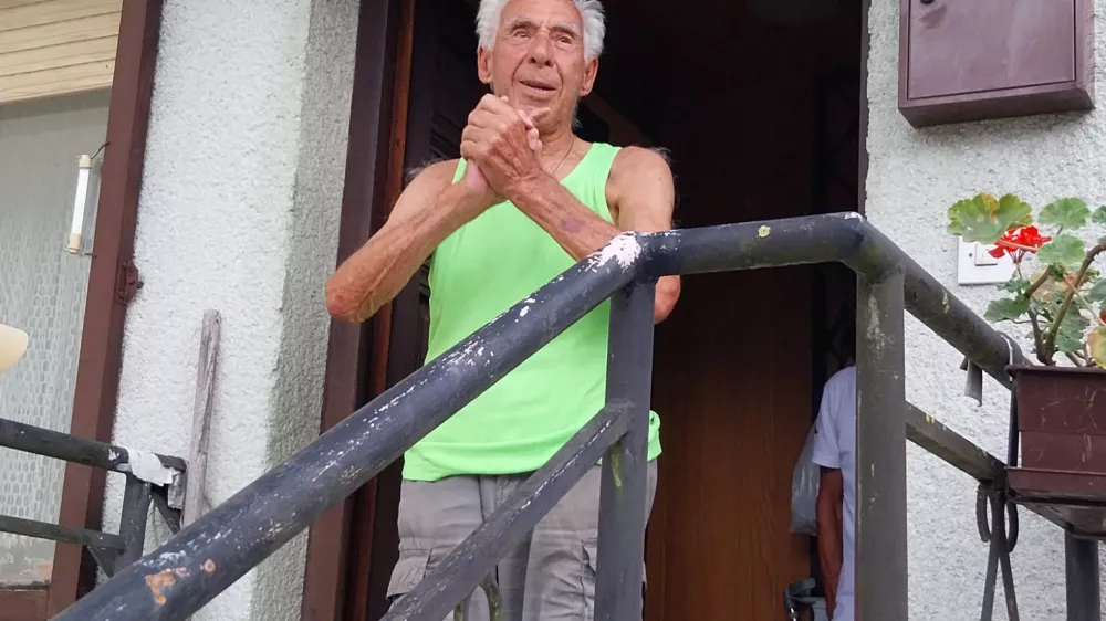 Franc Primožič se je prijateljev na dvori&scaron;ču iskreno razveselil in bil navdu&scaron;en nad presenečenjem, ki so mu ga pripravili. Foto: Vesna Levičnik