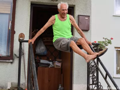 Stoletni slavljenec Franc Primožič je goste na svojem dvori&scaron;ču pozdravil z vajo, ki je marsikateri najstnik ne bi mogel izvesti. Foto: Vesna Levičnik