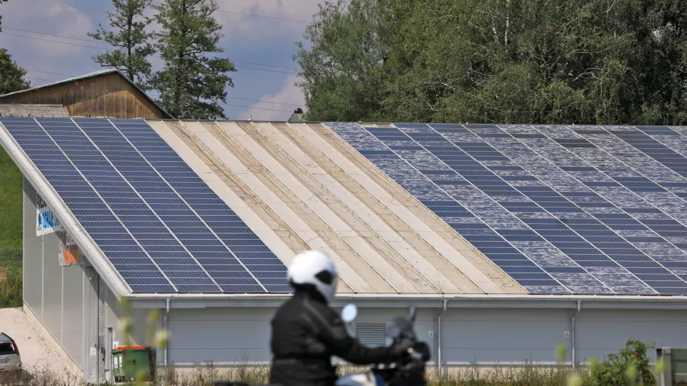 Slovenska Bistrica - Ljubljanska cesta - Okolje - Narava - naravni pojavi - Neurje s točo - posledice toče - toča - Ilustracija - Tematika - po&scaron;kodovana sončna elektrarna na strehi Ograje-1a - fotovoltaika - paneli sončne elektrarne - fotovoltaike - - Avtor: Andrej Petelin&scaron;ek