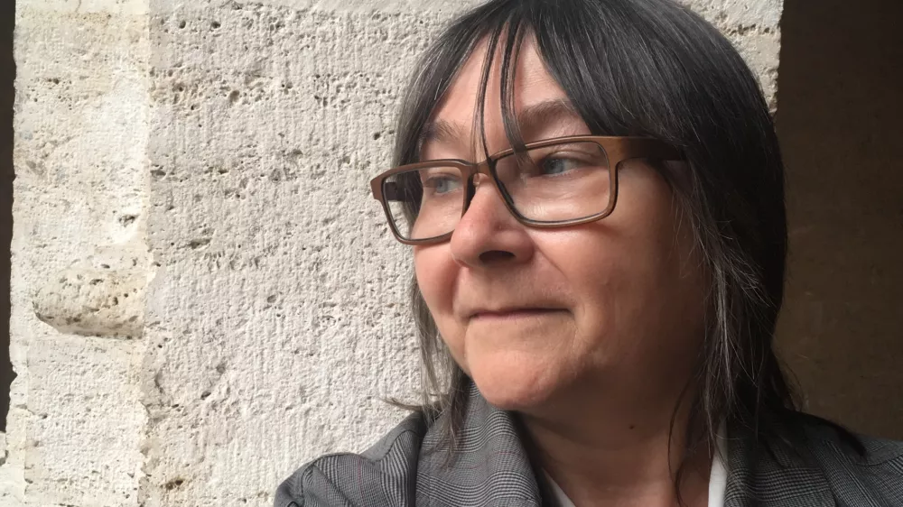 &raquo;Književnost se vedno dogaja prav v trenutku, ko beremo, in je tudi eden najbolj&scaron;ih načinov, da se naučimo brati svet,&laquo; je prepričana &scaron;kotska pisateljica Ali Smith. Foto:&nbsp;Sarah Wood