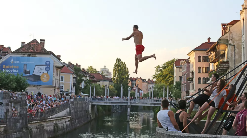 - 20.07.2016 - Ljubljanica - brezplačna cirku&scaron;ka in akrobatska predstava na vodi z naslovom Alica v vodni deželi v organizaciji bežigrajskega dru&scaron;tva Sokol - prvi vseslovenski akrobatski cirkus nad Ljubljanico uprizorilo več kot 100 akrobatov //FOTO: Bojan Velikonja / Foto: Bojan Velikonja