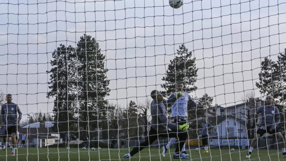 simbolična fotografija - nogomet - mreža- 24.03.2015 - Nogometna zveza Slovenije (NZS - nogometna reprezentanca - trening v Kranju - priprave na kvalifikacijsko tekmo za evropsko prvenstvo 2016 proti San Marinu in prijateljsko tekmo v Katarju //FOTO: Jaka Gasar