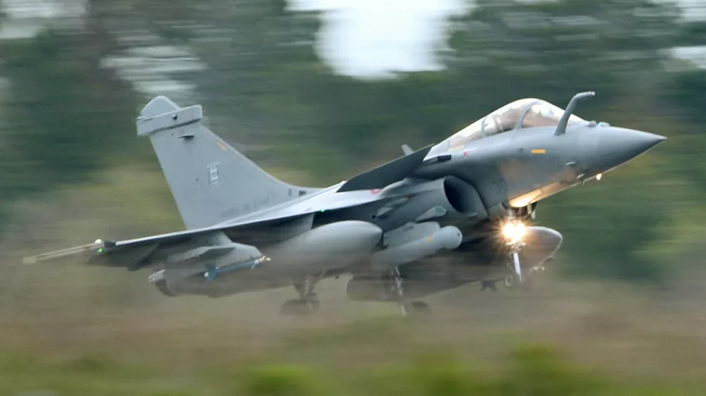 A French Air Force Rafale fighter jet takes off during the close air support (CAS) exercise Serpentex 2016 hosted by France in the Mediterranean island of Corsica, at Solenzara air base, March 16, 2016.  REUTERS/Charles Platiau/File Photo