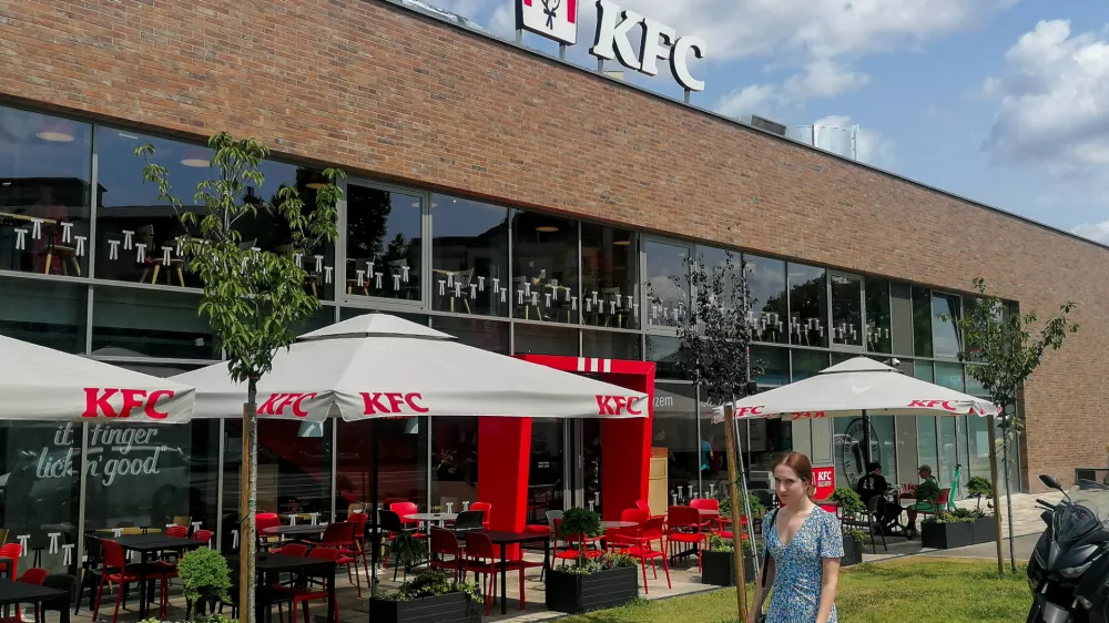 25.07.2024. Restavracija hitre prehrane KFC na Trža&scaron;ki cesti v Ljubljani. Foto: Bojan Velikonja 