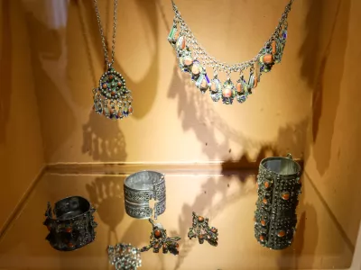 Zbirko nakita iz Kabilije iz 60. let 20. stoletja sestavljajo srebrne zapestnice in ogrlice s koralami in ko&scaron;čki iz emajla, ogrlice &ndash; amuleti, fibula ter ogrlice iz steklenih kroglic različnih barvnih kombinacij, vidimo pa jo lahko na razstavi Popotovanja spominov preko krajin Alžirije v SEM. Foto Luka Cjuha