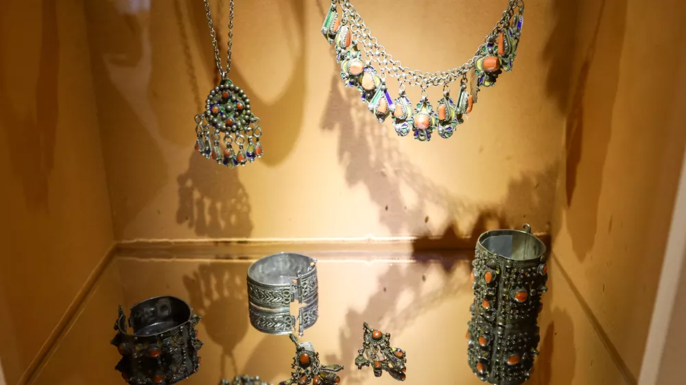 Zbirko nakita iz Kabilije iz 60. let 20. stoletja sestavljajo srebrne zapestnice in ogrlice s koralami in ko&scaron;čki iz emajla, ogrlice &ndash; amuleti, fibula ter ogrlice iz steklenih kroglic različnih barvnih kombinacij, vidimo pa jo lahko na razstavi Popotovanja spominov preko krajin Alžirije v SEM. Foto Luka Cjuha
