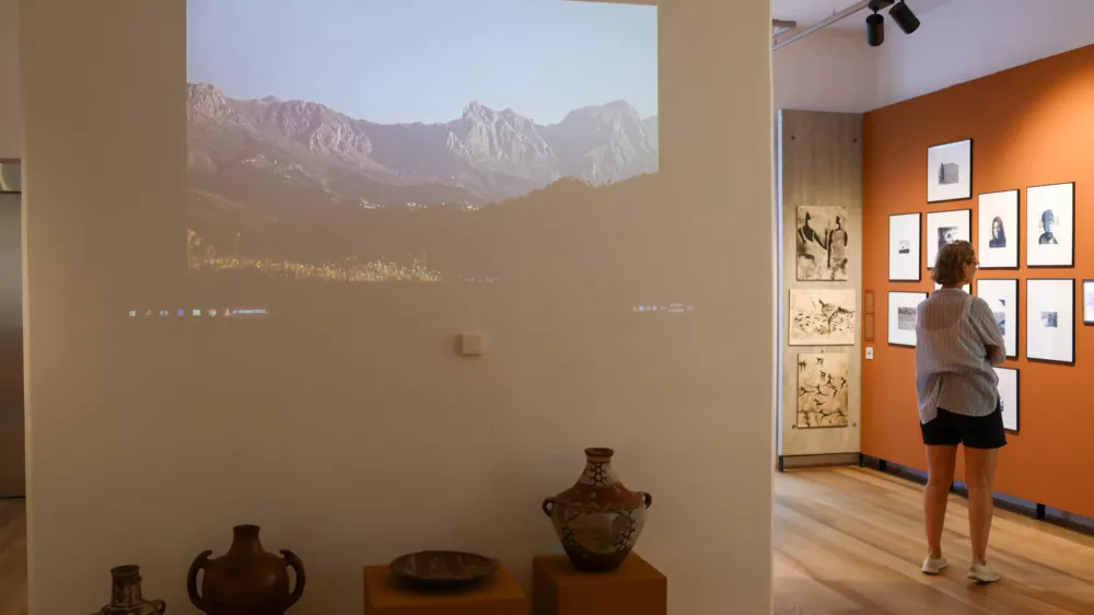 Na razstavi Popotovanja spominov preko krajin Alžirije v SEM lahko vidimo rokodelske izdelke berberskega izvora, med njimi so denimo nakit, preproge, oblačila ter lončarski in bakreni izdelki. F Foto: Luka Cjuha