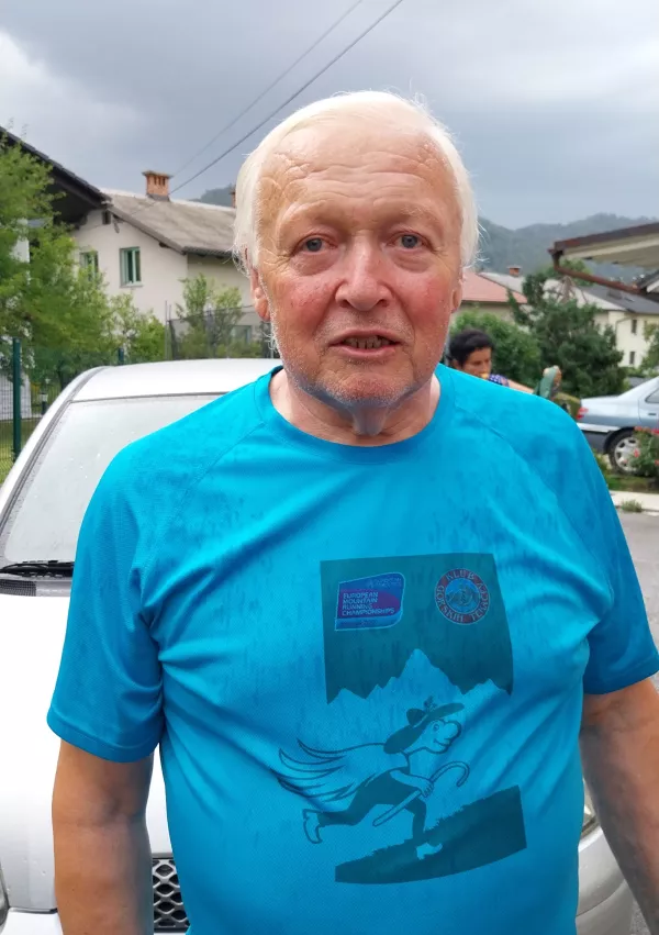Zdravko Bodlaj, načelnik markacistov PD Kamnik:&nbsp;&raquo;Nekatere označbe na drevesih je težko odstraniti, saj uničimo lubje in tako posegamo v življenje drevesa. Kar je na skalah, stolčemo.&laquo;