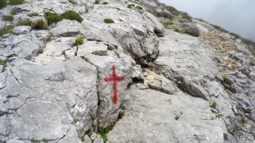 S sprejem narejena &raquo;kraca&laquo; na neoznačeni pohodni poti Foto: Matej Hribar