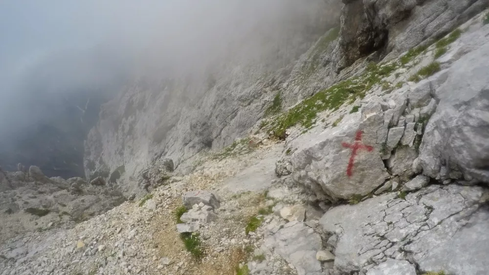 S sprejem narejena &raquo;kraca&laquo; na neoznačeni pohodni poti Foto: Matej Hribar