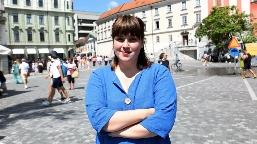 Nika Kovač, direktorica In&scaron;tituta 8. marec - 11.08.2023 &ndash; Pre&scaron;ernov trg - novinarska konferenca mednarodne zasedbe okoljskih borcev Fridays for future iz Avstrije, Nemčije in Hrva&scaron;ke ter In&scaron;tituta 8. marec, na kateri so predstavili mednarodni poziv Evropski uniji o celostni obravnavi okoljskih problemov in enakopravni obravnavi vseh držav//FOTO: Tomaž Skale