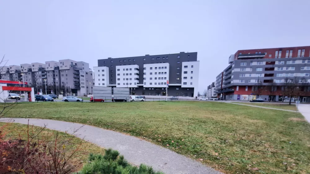 - 14.12.2023 - Stanovanjska soseska ob &Scaron;martinski cesti, ki jo gradi družba Koss. 88 stanovanj bo kupil Javni stanovanjski sklad Mestne občine Ljubljana//FOTO: Luka Cjuha