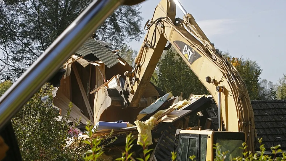 - ru&scaron;enje na črno postavljenih objektov - - Vrtičakrjii v Črnučah - črna gradnja - nelegalni objekti na vrtičkih ob Savi med črnu&scaron;kim mostom in mostom &scaron;tajerske vpadnice- črnu&scaron;ki vrtičkarji niso od prejema odločbe in&scaron;pektorata odstranili nelegalno postavljenih objektov - gre za osem objektov kateri ležijo na zemlji&scaron;ču, ki je v lasti MOL, zato neznani graditelji niso mogli pridobiti gradbenega dovoljenja/FOTO: Jaka AdamičOPOMBA: ZA OBJAVO V ČASOPISU DNEVNIK 