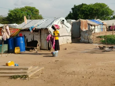 V begunskem kampu v Jubi v Južnem Sudanu, ki je zgrajen kar na pokopali&scaron;ču, biva več kot 1200 ljudi.