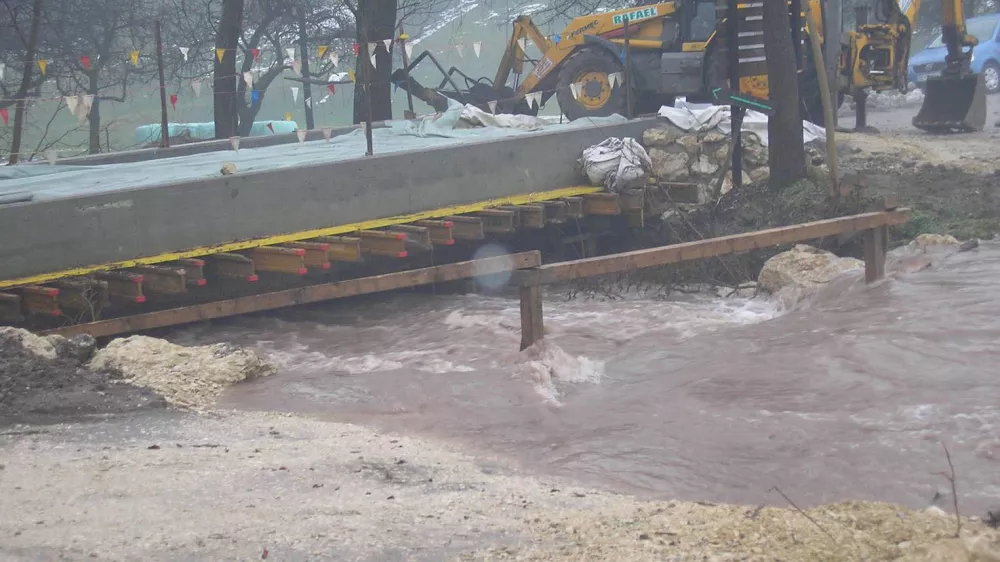Sopota poplavlja, Žebnika v rade&scaron;ki občini so odrezani od sveta