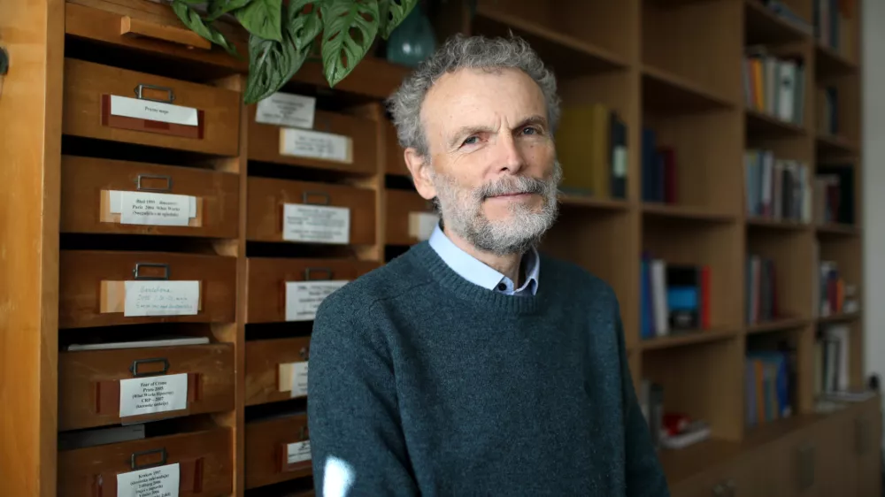 - 06.11.2023 &ndash; prof.dr. Dragan Petrovec, pravnik kriminolog - penolog, strokovnjak na področju izvr&scaron;evanja zapornih kazni, poučuje penologijo na podiplomskem &scaron;tudiju na Pravni fakulteti, Fakulteti za socialno delo in na Fakulteti za varnostne vede&nbsp;Univerze v Ljubljani. //FOTO: Bojan Velikonja