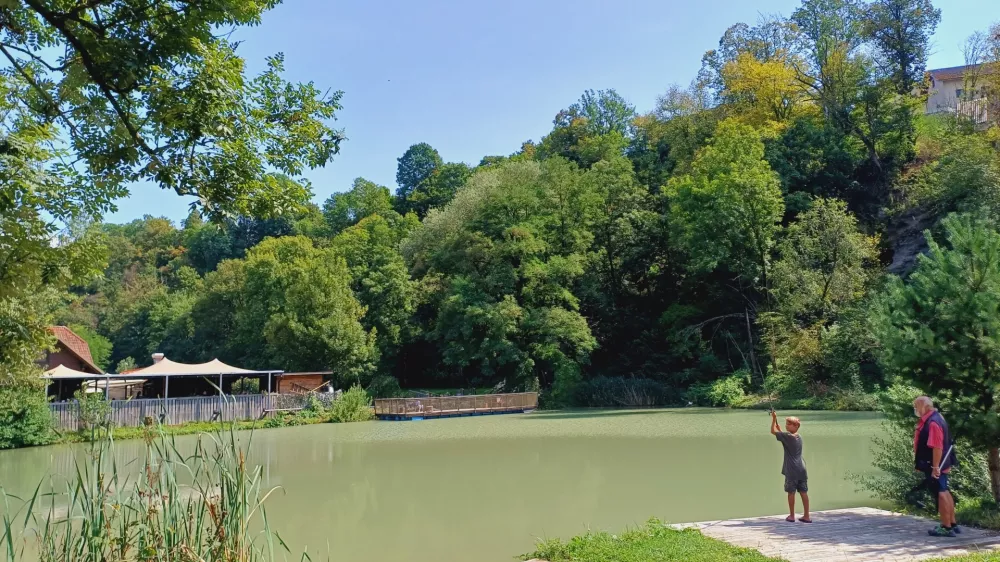 Za ribolov v revirju Žeje, kjer je tudi priljubljena brunarica, v kateri strežejo ribje specialitete, je potrebna dnevna ribolovna dovolilnica, ki stane 15 evrov.&nbsp;Foto:&nbsp;Tina Jereb