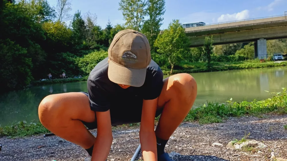 Po petih urah ribolova je Nacetu Koro&scaron;cu uspelo ujeti zajetnega krapa.&nbsp;Foto:&nbsp;Tina Jereb