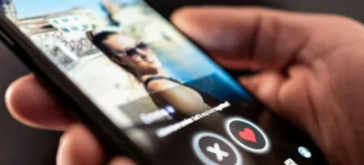 Goljufi, ki se skrivajo za profili simpatičnih žensk, običajno prvi stik navežejo prek aplikacij za zmenke. Žrtev jim uspe že v nekaj tednih prepričati, da prvič nakažejo denar. Foto: Reuters