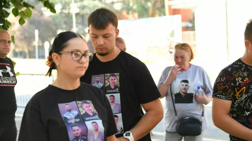 Sorodniki pokojnih so na sodi&scaron;če pri&scaron;li oblečeni v majice s fotografijami Blažićevih žrtev. 