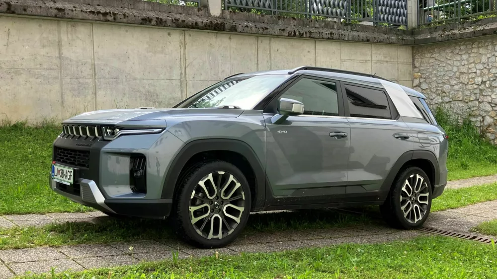 Torres je že na prvi pogled videti kot avto s terensko nravjo. Je zmogljiv, prostoren, dobro serijsko opremljen, a tudi potraten z gorivom.&nbsp;Foto: Matej &Scaron;takul