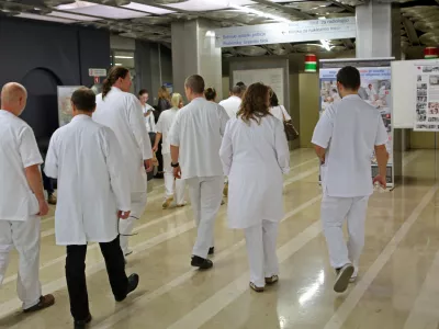 - Sindikat zdravnikov in zobozdravnikov Slovenije - zbor zdravnikov, kjer so predstavili potek pogajanj in zdravni&scaron;ke strokovne zahteve - simbolična fotografija - zdravstvo - zdravniki - - 10.11.2016 - Univeritetni klinični center UKC Ljubljana - splo&scaron;na stavka zdravnikov in zobozdravnikov FIDES - protest v obliki omejitve dela stavkajočih zdravnikov na 40 ur tedensko //FOTO: Tomaž Skale