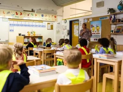 - prvo&scaron;olčki- Osnovna &scaron;ola O&Scaron; Vič, Abramova ulica 26 v Ljubljani- rumene rutke - 01.09.2022 - Prvi &scaron;olski dan v novem &scaron;olskem letu 2022/23 &ndash; novo &scaron;olsko leto za 194.562 osnovno&scaron;olcev med njimi 20.797 prvo&scaron;olcev in okrog 79.000 dijakov &ndash; prvo&scaron;olci - osnovno&scaron;olci - &scaron;olstvo //FOTO: Bojan Velikonja