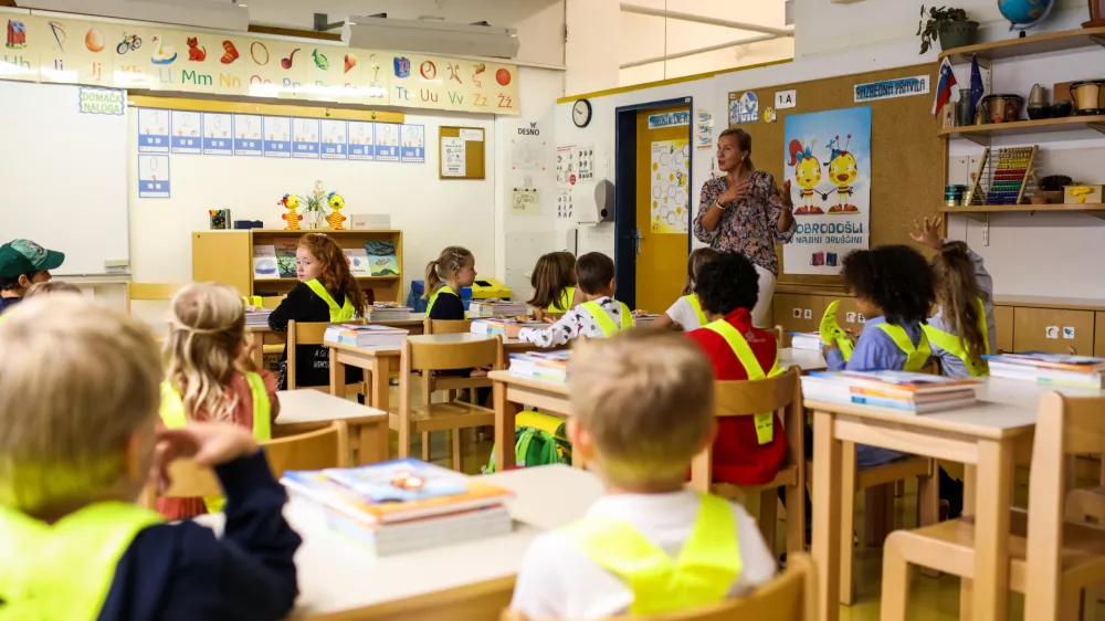 - prvo&scaron;olčki- Osnovna &scaron;ola O&Scaron; Vič, Abramova ulica 26 v Ljubljani- rumene rutke - 01.09.2022 - Prvi &scaron;olski dan v novem &scaron;olskem letu 2022/23 &ndash; novo &scaron;olsko leto za 194.562 osnovno&scaron;olcev med njimi 20.797 prvo&scaron;olcev in okrog 79.000 dijakov &ndash; prvo&scaron;olci - osnovno&scaron;olci - &scaron;olstvo //FOTO: Bojan Velikonja