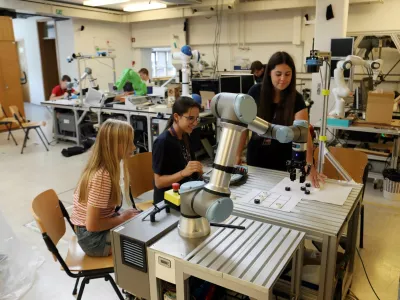 Skupina deklet z robotom igra igro križcev in krožcev. Foto:&nbsp;Tomaž Skale