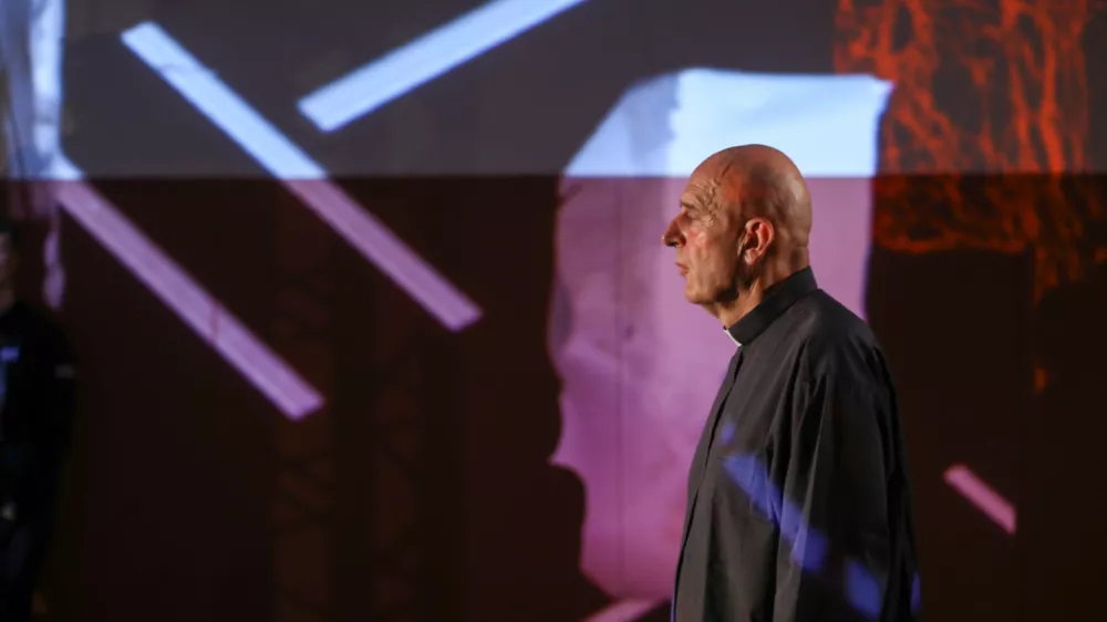 Dragan Živadinov&nbsp;21.8.2024&nbsp;&nbsp;gledali&scaron;ki informans Dragana Živadinova Severni red//AČ::EL ob 100. obletnici prve konstruktivistične razstave Avgusta Černigoja; &Scaron;olski center LjubljanaFoto: Luka Cjuha