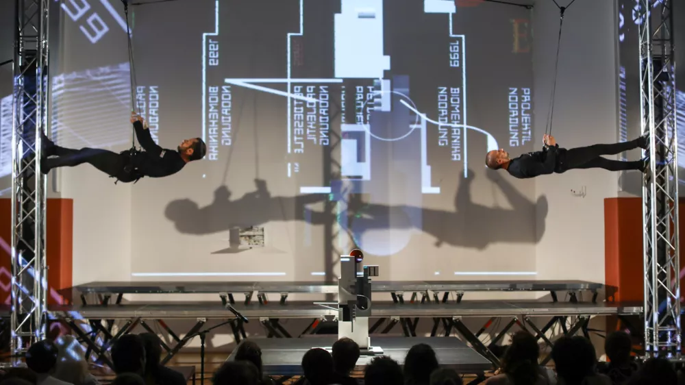 21.8.2024&nbsp;&nbsp;gledali&scaron;ki informans Dragana Živadinova Severni red//AČ::EL ob 100. obletnici prve konstruktivistične razstave Avgusta Černigoja; &Scaron;olski center LjubljanaFoto: Luka Cjuha