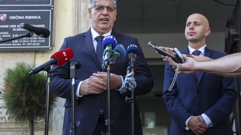 Notranji minister Bo&scaron;tjan Poklukar (desno ribni&scaron;ki župan Samo Pogorelc) se je zavzel za tesnej&scaron;e sodelovanje lokalnih oblasti z Zvezo Romov Slovenije. Foto: Jaka Gasar