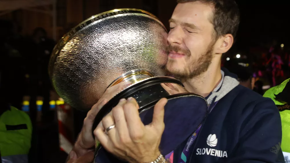 - Goran Dragič - evropski prvaki &ndash; slovenska ko&scaron;arkarska reprezentanca - - 18.09.2017 - sprejem za slovenske ko&scaron;arkarje po vrnitvi z evropskega prvenstva v Istanbulu, kjer so osvojili zlato odličje in postali evropski prvaki - ?//FOTO: Jaka Gasar