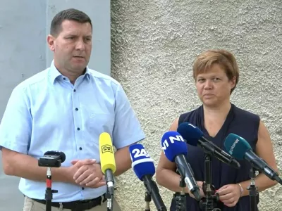 Direktor Zavoda za prestajanje kazni zapora Ljubljana Denis Per&scaron;e in vodja nacionalnega programa za tuberkulozo Petra Svetina z Univerzitetne klinike Golnik.