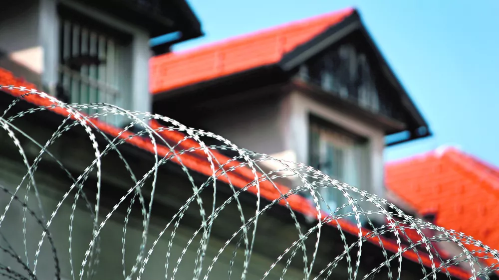 - Zavod za prestajanje kazni zapora Ljubljana, Pov&scaron;etova 5 - ilustrativna fotografija, bodeča žica/// FOTO: MATEJ POV&Scaron;EOPOMBA: SAMO ZA OBJAVO V ČASOPISU DNEVNIK